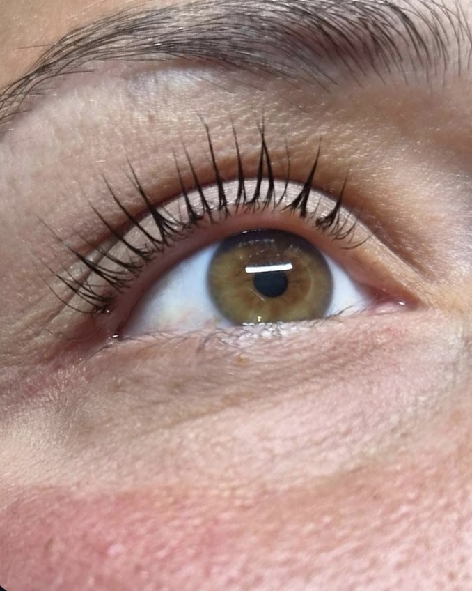 Gelifte wimpers bij een bruin oog